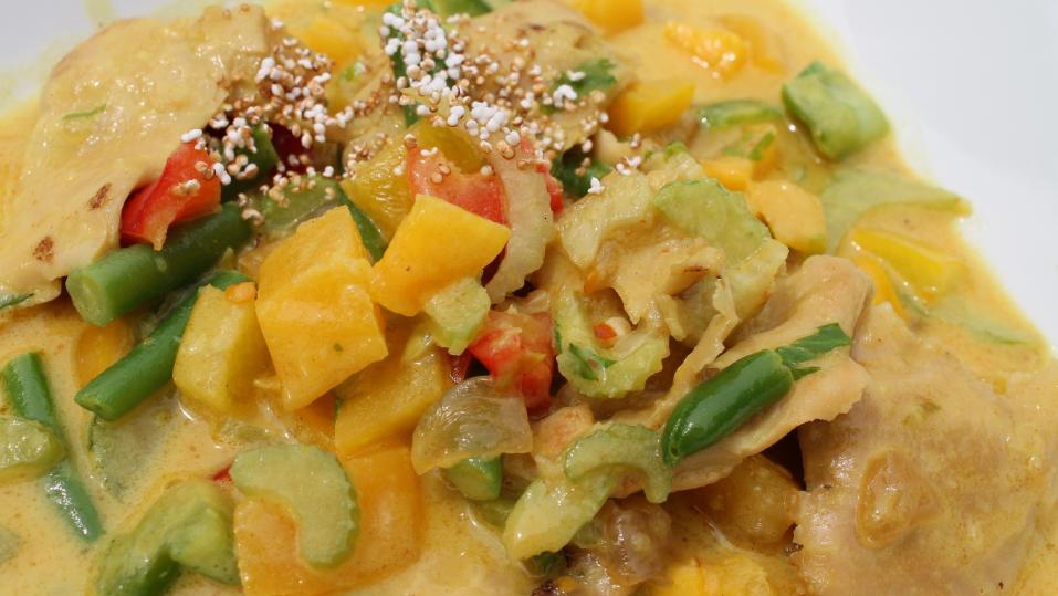 Das Planted Chicken, ein Fleischersatz, ist Zutat in einem asiatischen Gericht.