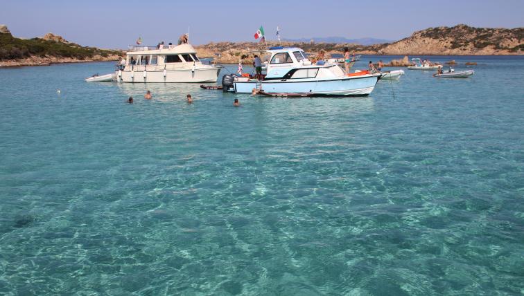 Vor der Isola Razzoli ist das Meer herrlich türkis.