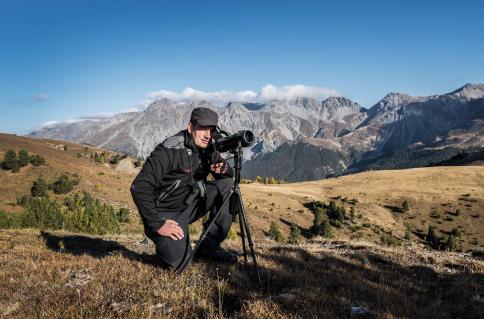 Fadri Bott ist der Chefparkwächter des Schweizerischen Nationalparks. Auf er Fop da Buffalora posiert er für die Kamera.