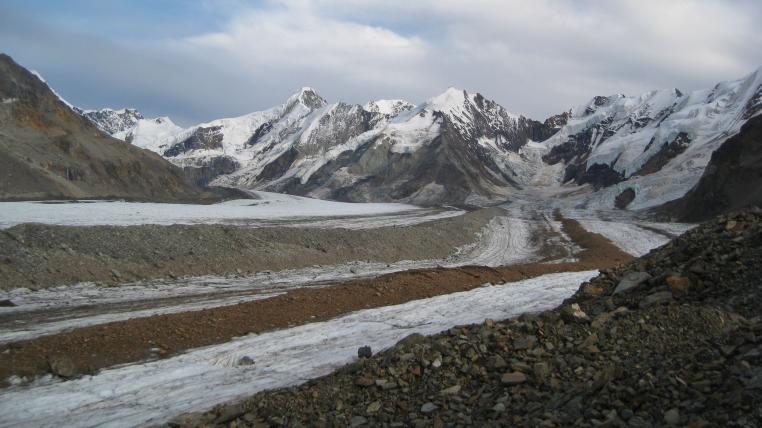 Gesteinsschutt bedeckt Gletscher im Alaska Range.