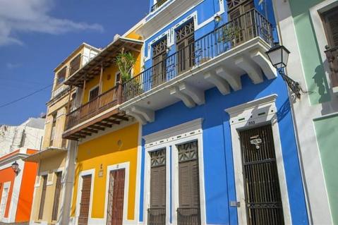 Stadt Land Kunst, Arte Puerto Rico (Arte, 13.35 Uhr, 40 Minuten) Diese Doku nimmt uns mit auf einen Ausflug in ein Gebiet, dasim Norden vom Atlantik und im Süden von der Karibik umspült wird. Die Insel mit ihren tropischen Regenwäldern, beeindruckenden Bergen und romantischen Wasserfällen war jahrhundertelang spanische Kolonie und gehört heute zu den USA. Die Doku zeigt aber nicht nur Land und Leute, sondern thematisiert auch das Massenschlachten von Ponce. Der Ortauf Puerto Rico trägt den Beinamen «Perle des Südens». Sie war lange die florierende Stadt der Karibik –aber auch Schauplatz einer grausamen Tragödie, die die Geschichte der Insel prägen sollte.