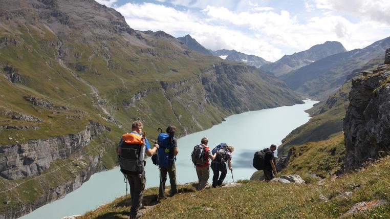 Das Filmteam lief die 26 schönsten Wanderrouten der Schweiz ab. Darunter waren sie auch hoch über dem StauseeLac de Mauvoisin im Kanton Walllis.