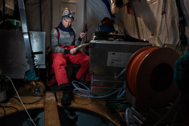 Sicherheitsexpertin Bjela König übernimmt an Bord auch wissenschaftliche Aufgaben und filtert Hunderte Liter Meerwasser.