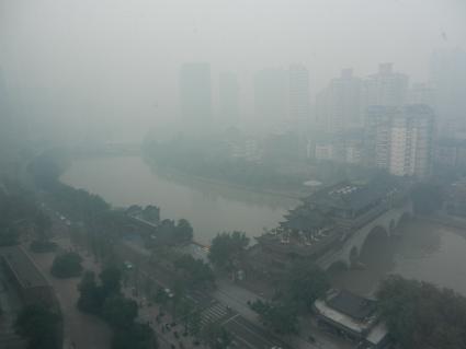 ... die meiste Zeit aber so: Die Stadt verschwindet im Smog.