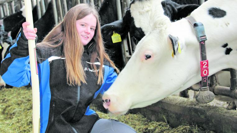 Luisa strahlt mit der Kuh «Wordsister» um die Wette. Ihr gefällt es auf dem Milchviehbetrieb von Markus Villiger, wo sie die Lehre als Landwirtin macht.