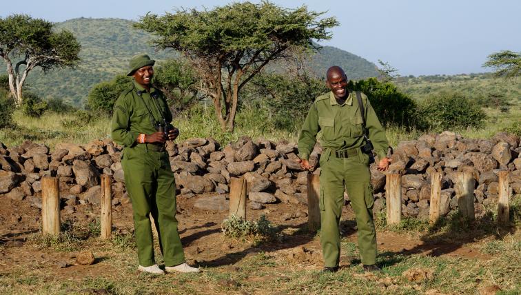 Zwei Ranger beim Elefantendurchgang – im Gegensatz zu den Nashörnern können Elefanten über die Steinmauer hinwegsteigen.