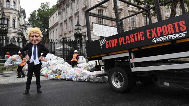 Greenpeace-Aktion in London: 625 Kilogramm Plastik exportiert das Vereinigte Königreich alle 30 Sekunden ins Ausland.