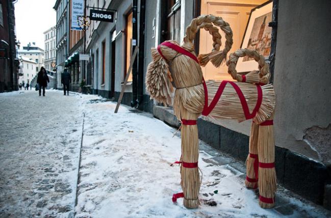 Weihnachtsschmuck in Schweden – und damit die Antwort auf eine der untenstehenden Fragen.