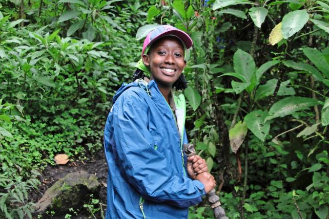 Jolie Mukiza arbeitet als Führerin im Vulkan-Nationalpark.