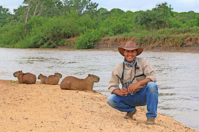 Der Naturführer Ailton Alves de Lara posiert mit Capybaras.