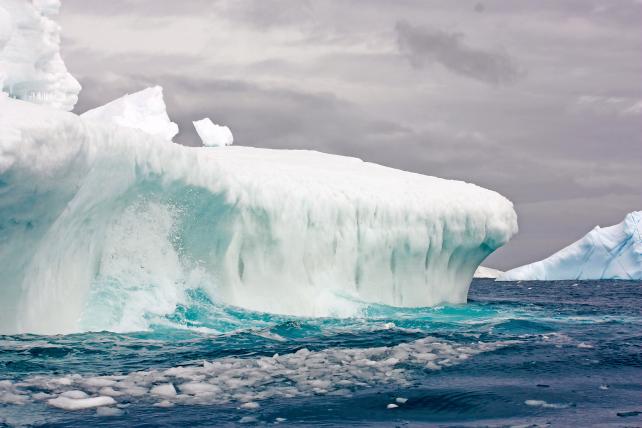 Die Gezeiten und Wellen nagen ohne Unterbruch an den Eisbergen. Dadurch und durch die höhere Wassertemperatur in der Tiefe brechen von den Gletschern oder Eisbergen Teile ab. Dieser Vorgang nennt sich Kalben.