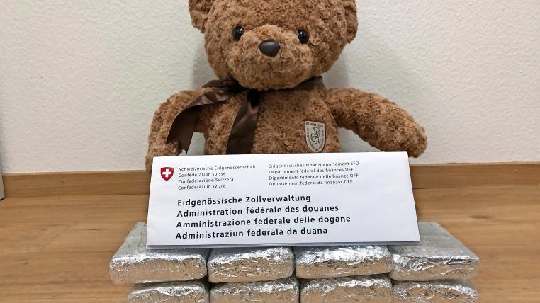 Ein Bodypacker der besonderen Art am Flug­hafen Zürich:Im Bauch eines Teddybären entdeckte ein Spürhund drei Kilogramm Marihuana.
