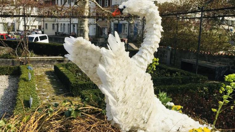 Naturkünstlerin Nicole Herzog schuf diesen Schwan für die Osterbrunnen in Bischofgszell TG vor zwei Jahren. Dazu sagt sie: «Mit den zirka2000 recycletetenBadmintonshuttels wurde auch ein zweiterBrunnen mit einem Storch gestaltet –da im Jahr 2019 Bischofszell so viele Storche hatte wie schon lange nicht mehr.»