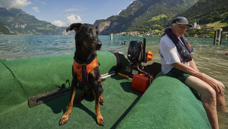 Zwischendurch ist auch mal eine Pause nötig, zusammen mit René Erni, Vizepräsident von Wasserhundesport Swimming Dogs Zentralschweiz.