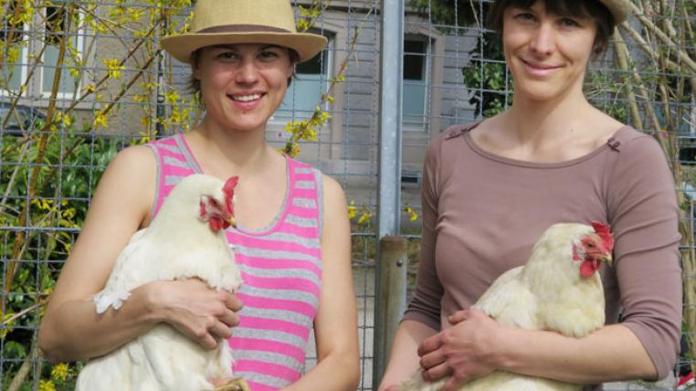 Natalie Lerch-Pieper und Katrin Meyer holten eine kleine Schar Hühner in den Aemtlergarten, wo sie Kinder und Erwachsene erfreuen.