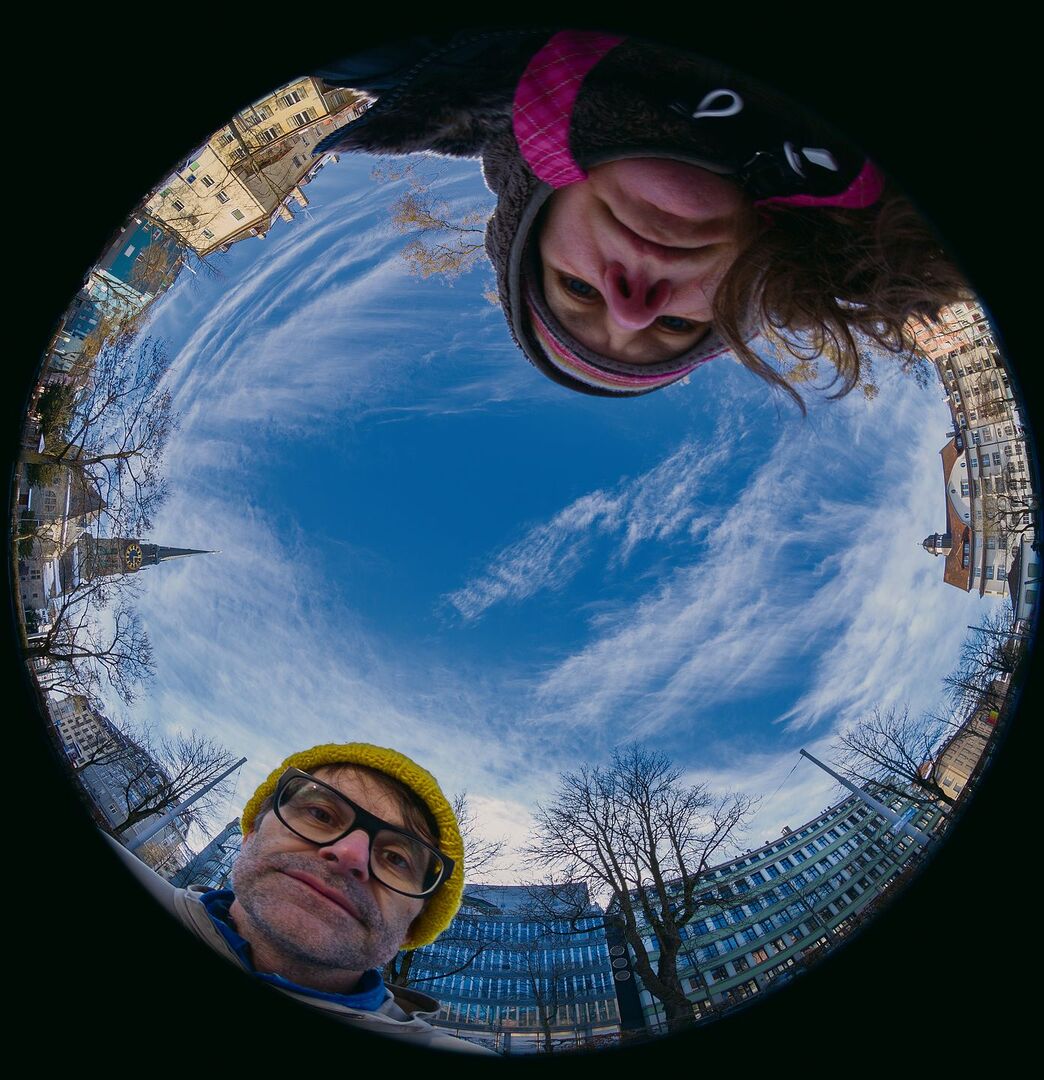 Christina Hemauer und Roman Keller zeigen mit Ballonfahrten das Himmelsblau in der Stratosphäre (oben). 