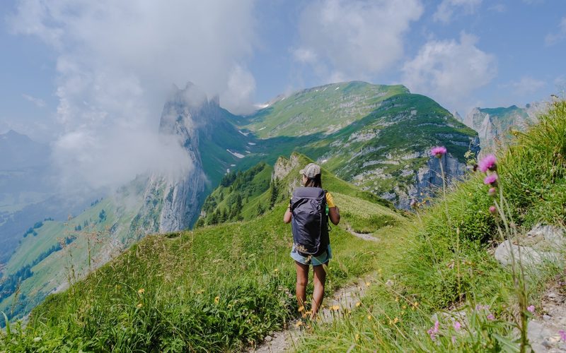 Beim Wandern geniessen wir die Aussicht und die Natur.