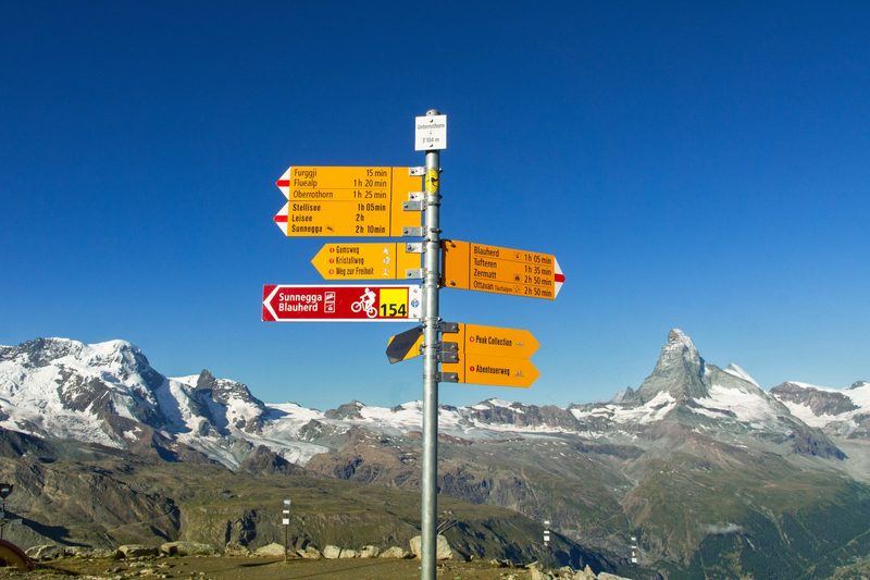 Wegweiser weisen uns - trotz zahlreichen Apps - immer noch den Weg.