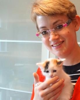 Sabrina Schlachter mit Katzenbaby Gönül