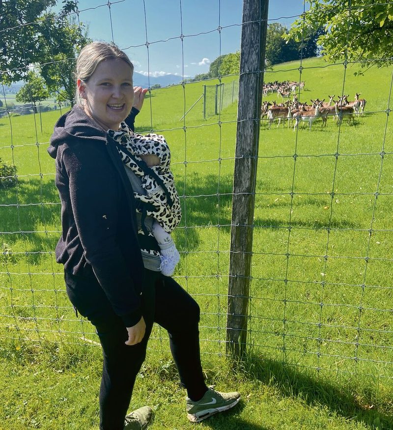 Mit der neugeborenen Tochter ist die nächste Generation Damhirschhalter am Start.