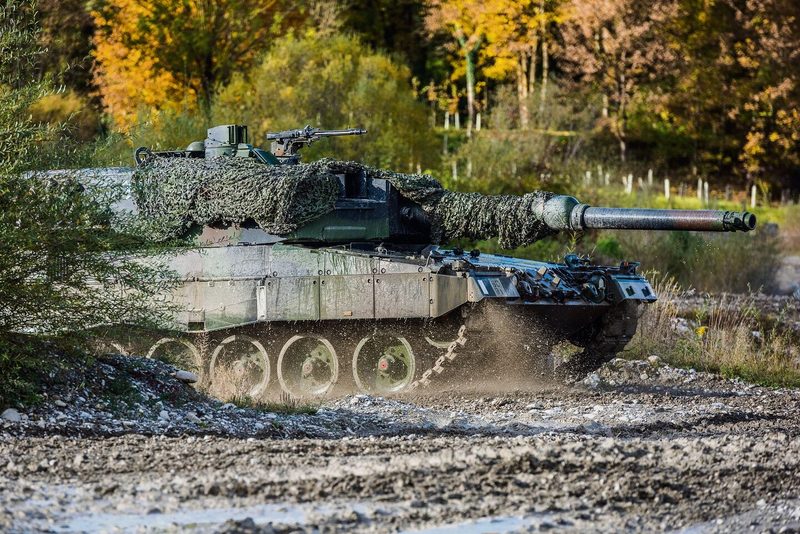 Ein Leopard-87-Panzer rollt über die Allmend in Thun und legt dabei offene Kiesflächen als wertvolle Brutgebiete für Amphibien frei.