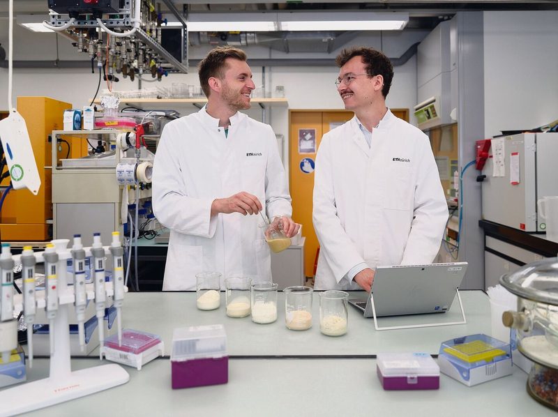 Severin Eder (links) und Lukas Böcker tüftelten im Labor an ihren Algenshrimps.