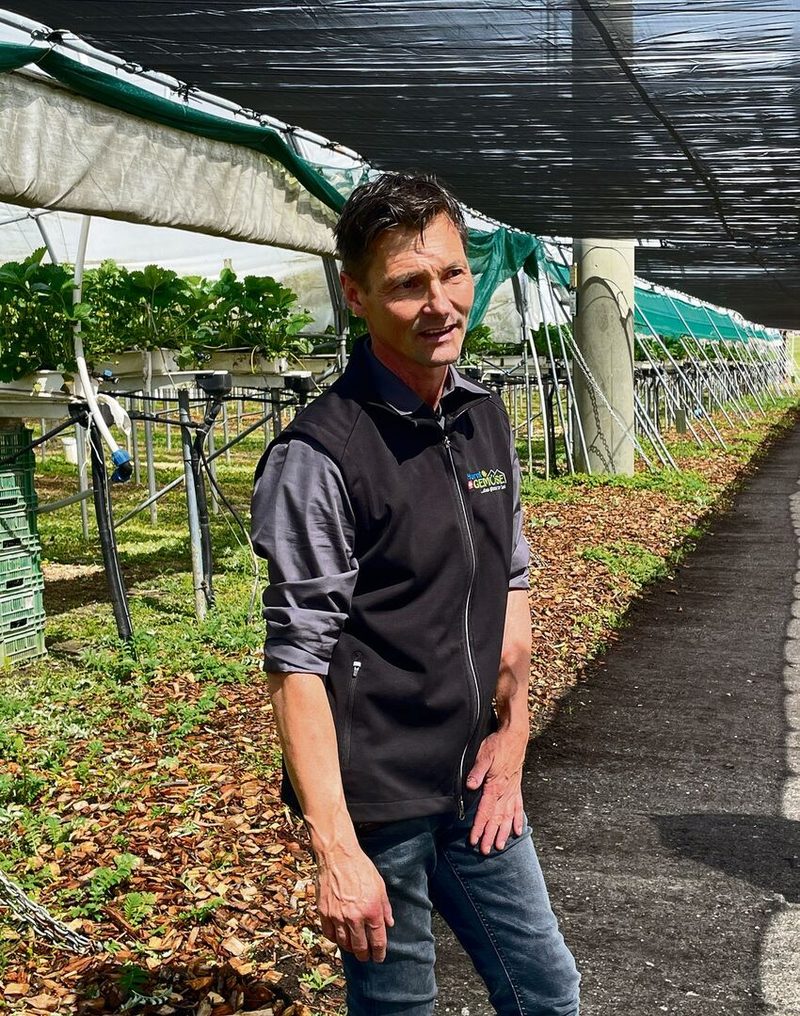 Thomas Hurni und sein Team haben mit «Pflück dis Glück» eine eindrückliche und einmalige Oasemit Erdbeeren, Gemüse, Rosen, Hühnern undauch Kräutern geschaffen.