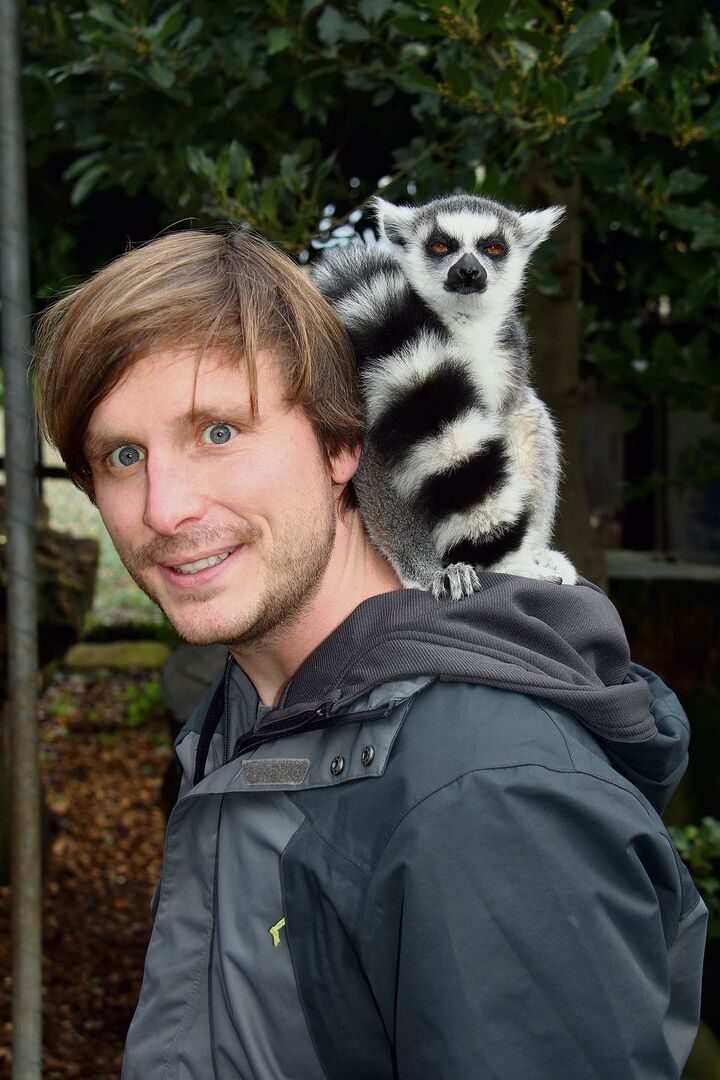 Dr. Tobias Blaha hat grosse Pläne für den Bioparc, hier mit einem Katta.