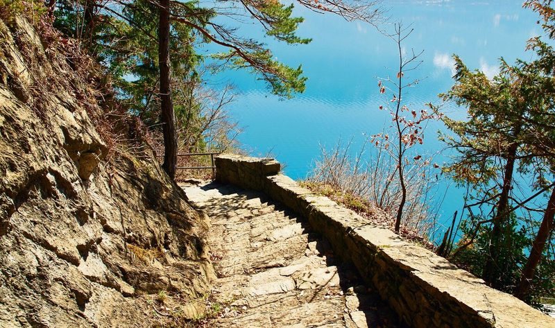 Auf der Luktreppe mit Tiefblick zum Thunersee