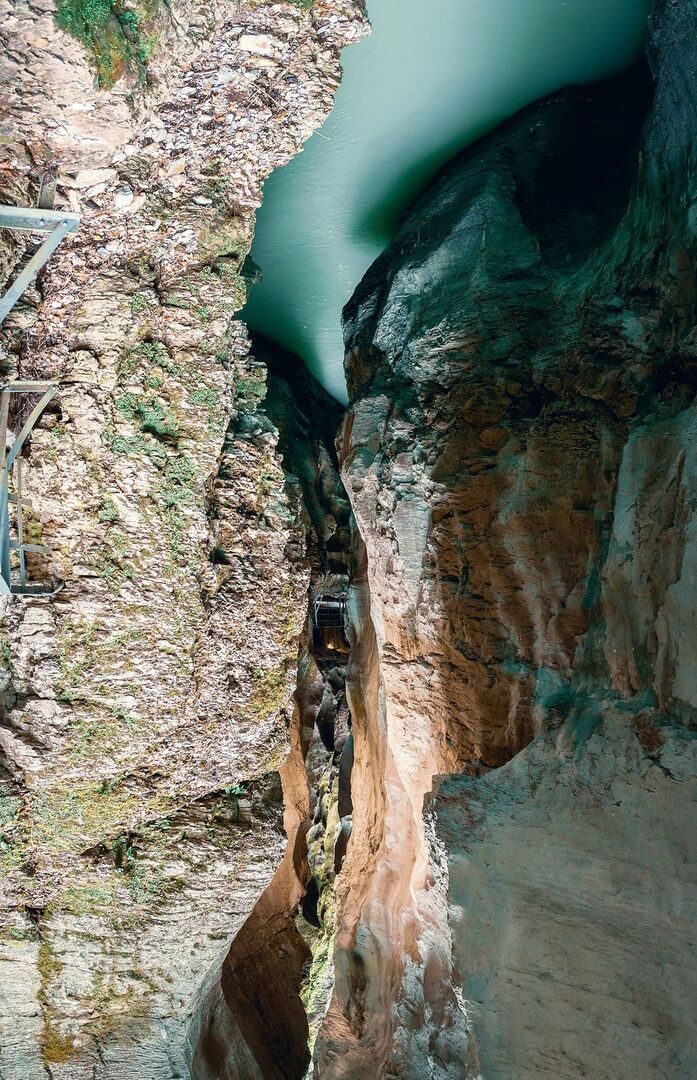 Die Aareschlucht ist bis zu 180 Meter tief.