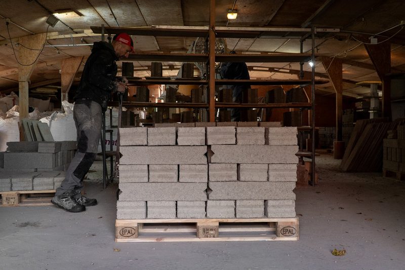 Die «Schlössli-Schüür»: Ein Leuchtturmprojekt aus Kork und Lehm