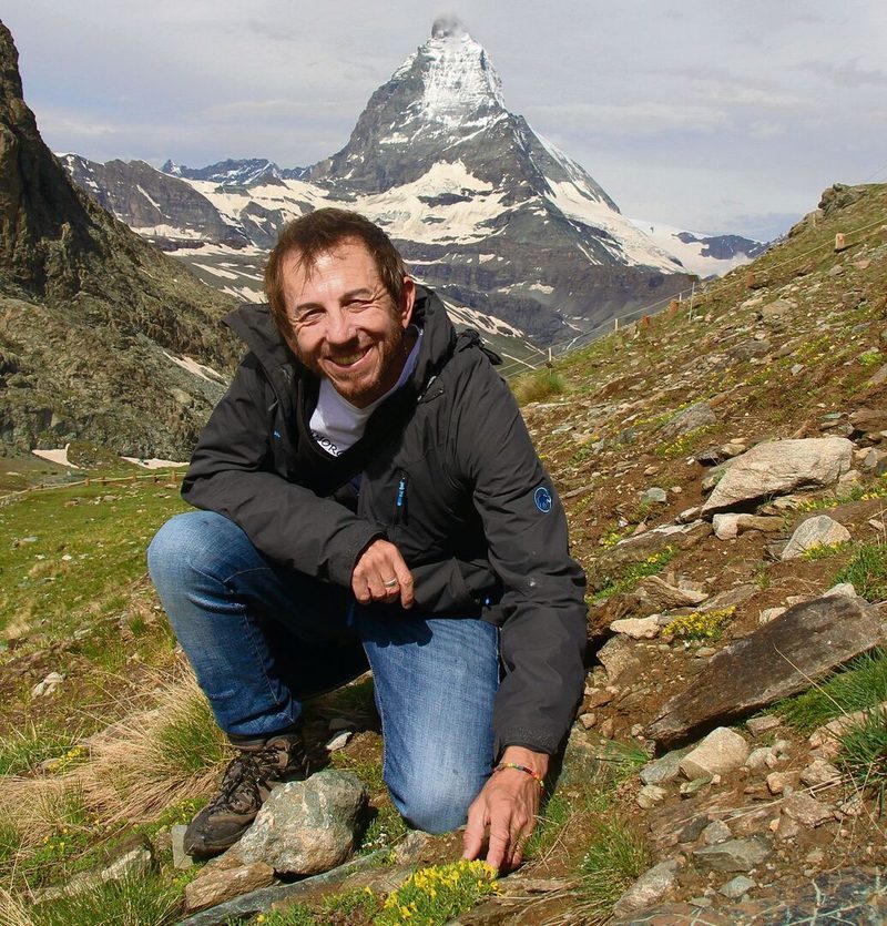 Der Botaniker Adrian Möhl betreut den Alpingarten am Gornergrat weit oberhalb von Zermatt.