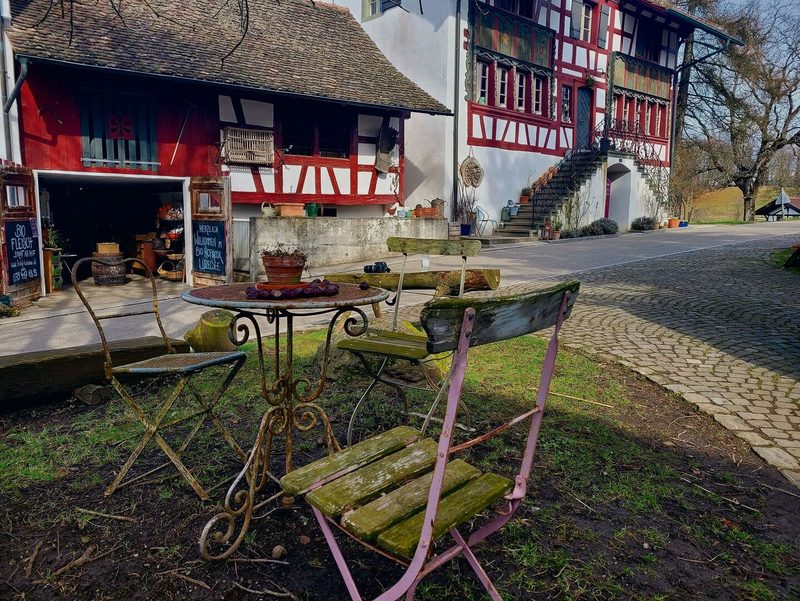 Der Bio-Hofladen am Lützelsee (unten)lädt zur Verpflegungspause ein.