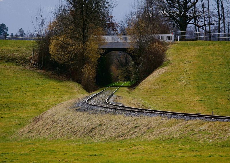 Hinter dieser Kurve (oben) würden die Gleise inden Bubiker Bahnhof führen, stünde da nicht ein Prellbock. Der Bio-Hofladen am Lützelsee (unten)lädt zur Verpflegungspause ein.