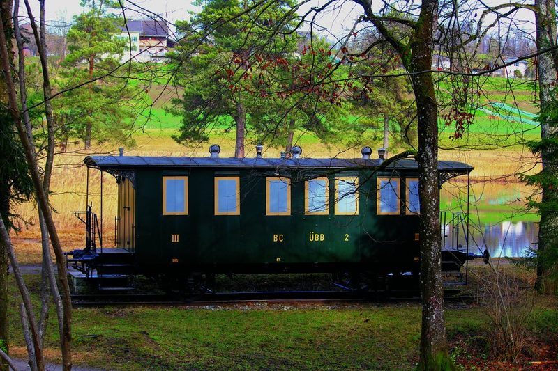 Oberhalb von Uerikon steht ein schön restaurierter Wagen der UeBB.