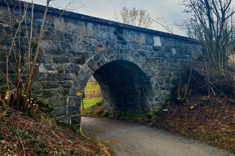Blick auf den See mit der aktuellen Bahnstrecke zwischen Zürich und Rapperswil (oben). Zwischen Wolfhausen und Bubikon sind die alten Bahngleise samt Brücken noch bestens erhalten (unten).