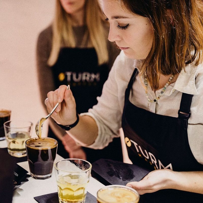 Frau tüftelt an Kaffee