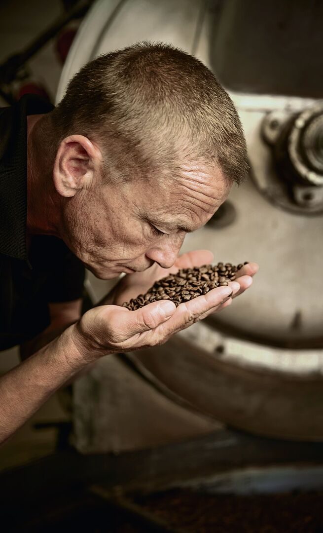 Kaffeeröstmeister müssen über ein feines Näschen verfügen.