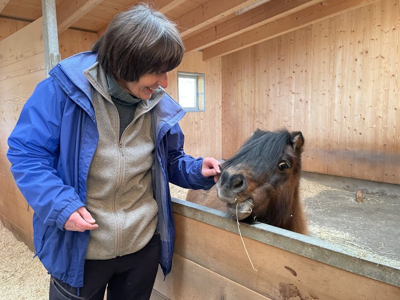Auf dem Ethikhof in Allschwil schliessen Tiere und Kinder Freundschaft