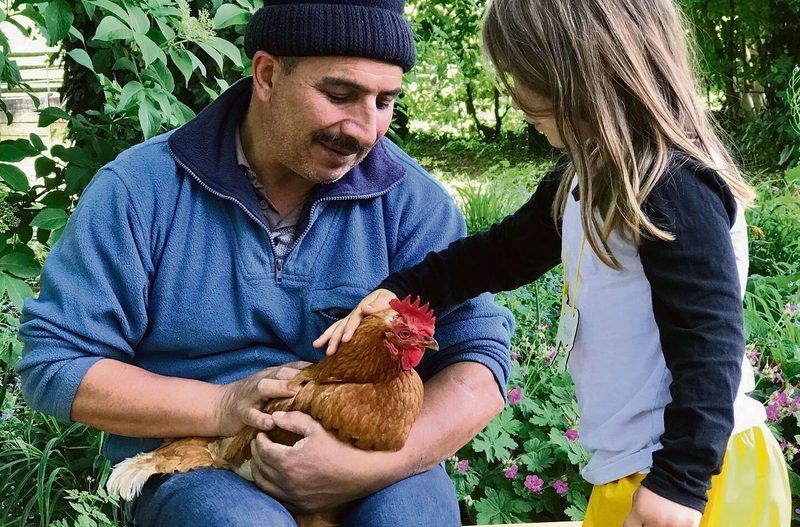 Der langjährige Mitarbeiter Hasan Pak hat ein Händchen für Tiere und Kinder.