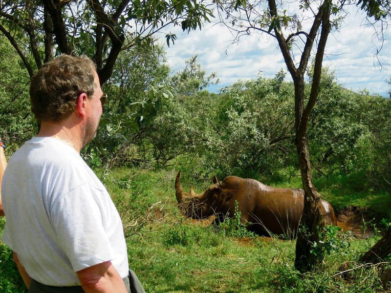 Links: Hautnahe Begegnung mit einem Nashorn in Malawi.