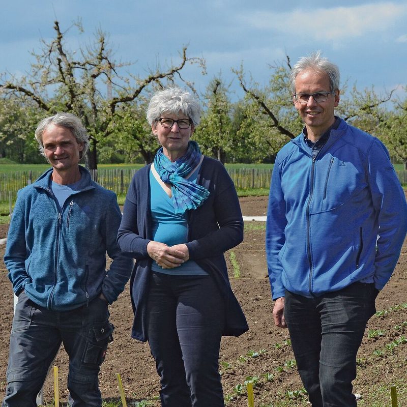 Dieses Dreierteam vertritt den Weltacker:Ackerverantwortlicher Martin Huggenberger,Kommunikationsleiterin Edith Nüssli undFranz Hofer, Geschäftsführer der Oekonomischen Gemeinnützigen Gesellschaft Bern (von links).