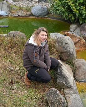 Flavia Schuler vor Fischottergehege in Männedorf