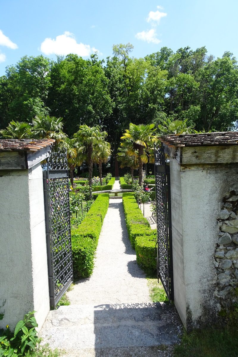 Inmitten von Irisblüten im Château de Vullierens