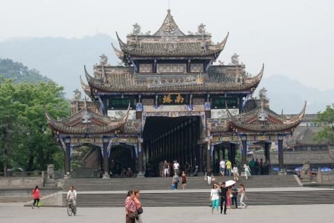 Der Eingang zum Dujiangyan-Bewässerungssystem