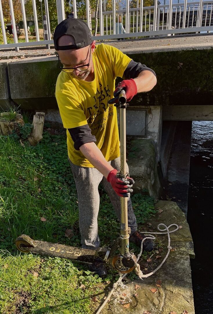 Das Trottinett lag schon lange im Wasser.