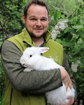 Reto Stucki mit Fuchskaninchen