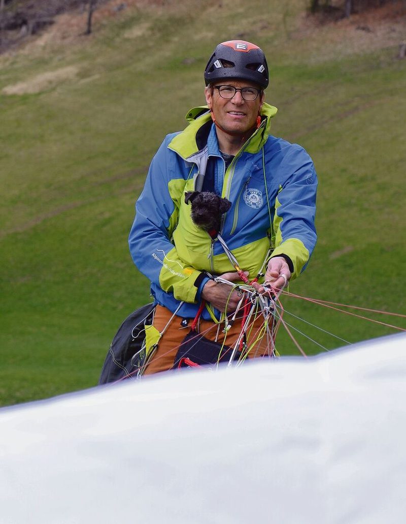 Peter von Känel hat zwei grosse Leidenschaften vereint: Hunde und Gleitschirmfliegen.