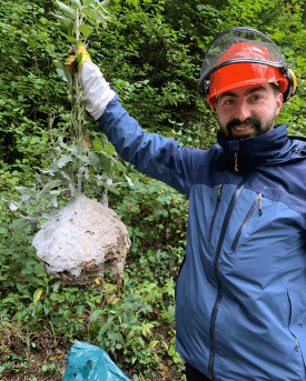 Lukas Seehausen mit zerstörtem Nest