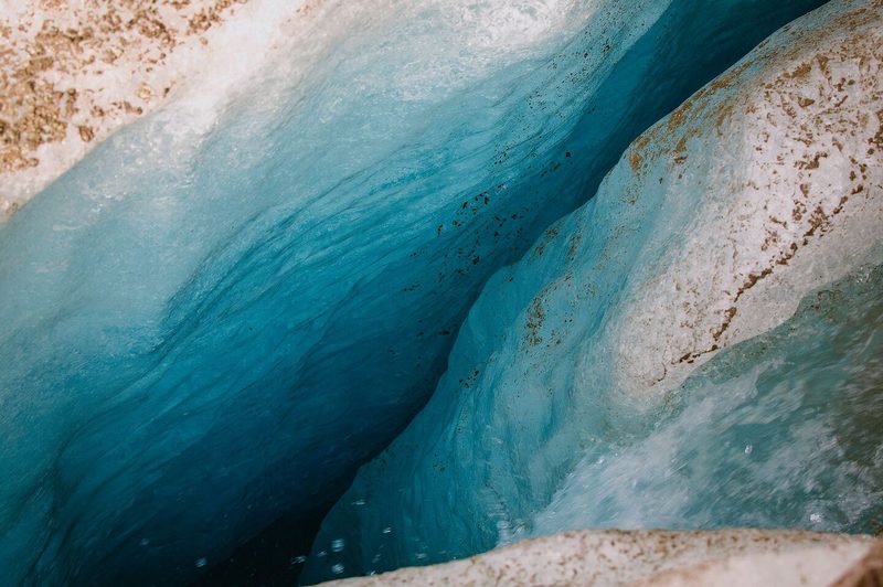 Die atemberaubende Sicht auf den 23 Kilometer langen Eisriesen: Der Aletschgletscher ist der grösste Gletscher der Alpen. Er wirkt zwar ruhig, ist aber in Bewegung. Mit bis zu 180 Metern pro Jahr fliesst stetig er talwärts.